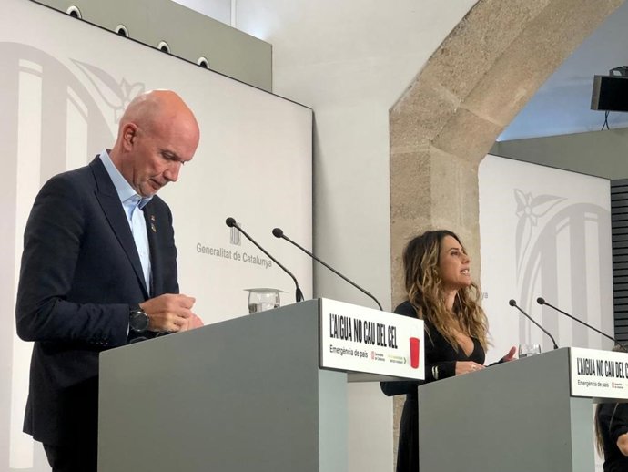El conseller de Acción Climática, Alimentación y Agenda Rural, David Mascort, y la portavoz del Govern, Patrícia Plaja, en rueda de prensa tras la reunión del Consell Executiu.