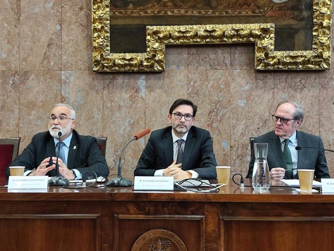 El Defensor del Pueblo de España, Ángel Gabilondo, el decano de la Facultad de Derecho en la Universidad de Zaragoza, Antonio García, y el lugarteniente del Justicia de Aragón, Javier Hernández.