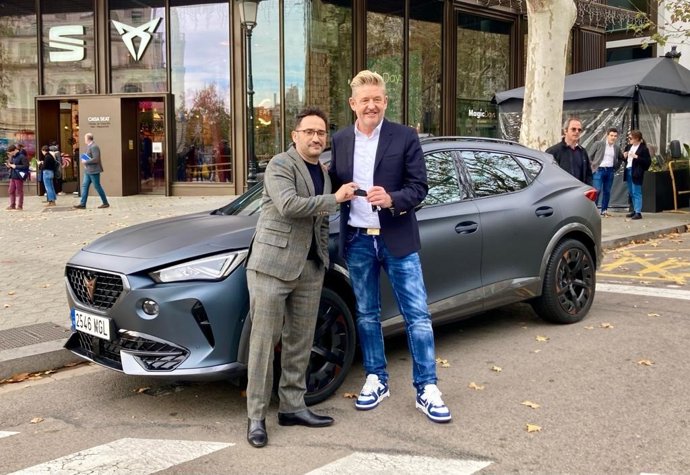 El director J.A.Bayona y el ceo de Cupra, Wayne Griffiths
