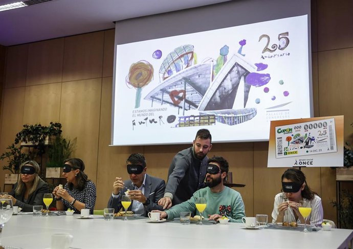 Imagen del 'Desayuno a ciegas' organizado por la ONCE y celebrado en el Palacio de Congresos de Valncia durante el balance hecho sobre la actividad desarrollada por este centro de eventos en sus 25 años de historia. 