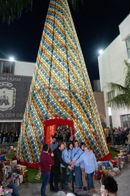 Vilamarxant (Valencia) vuelve a hacer historia con el árbol de Navidad de ganchillo más grande del mundo
