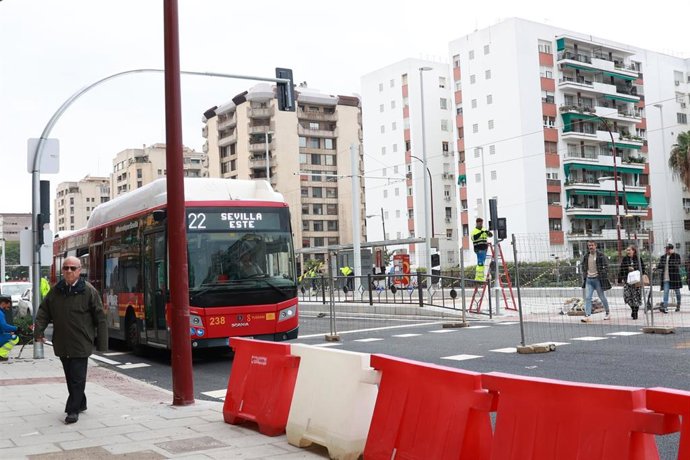 Un autobús de Tussam circulando por la avenida de San Francisco Javier, en Sevilla, donde ya se ultiman las obras de la ampliación del tranvía.