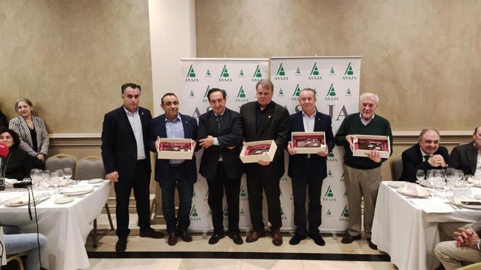 Barato junto a quienes han sido presidentes provinciales de Asaja en Palencia.