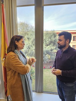 La vicesecretaria de Educación, Sanidad y Deporte del PP de Sevilla, Gloria Guillén, y el secretario general del PP de Sevilla, José Ricardo García.