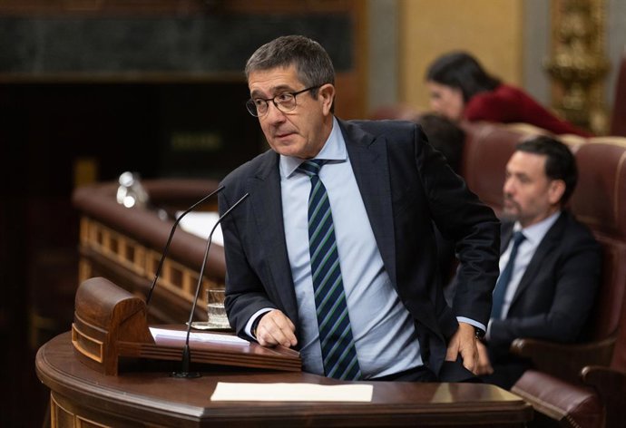 El portavoz del PSOE en el Congreso, Patxi López, interviene durante la segunda sesión del debate de investidura de Pedro Sánchez como presidente de Gobierno, en el Congreso de los Diputados, a 16 de noviembre de 2023, en Madrid (España). El Salón de Pl