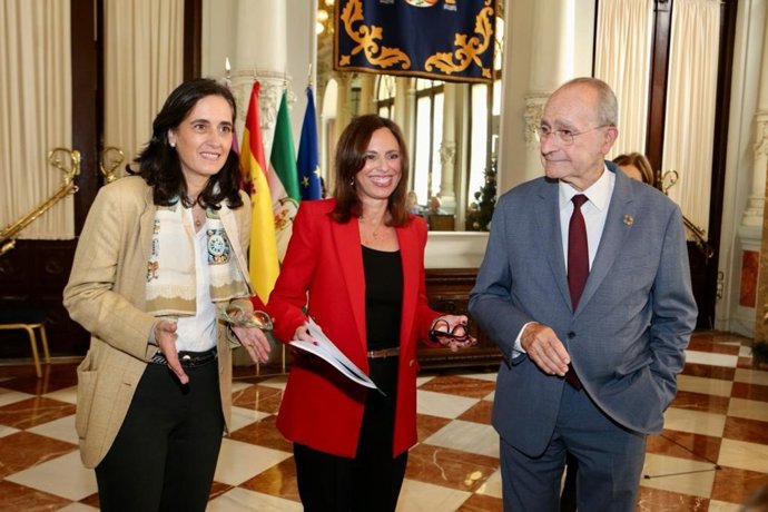 La consejera de Fomento, Articulación del Territorio y Vivienda, Rocío Díaz, y el alcalde, Francisco de la Torre, han cerrado este acuerdo con el que la Junta cede una veintena de parcelas situadas en las zonas de Carranque Norte y Alameda al Consistori
