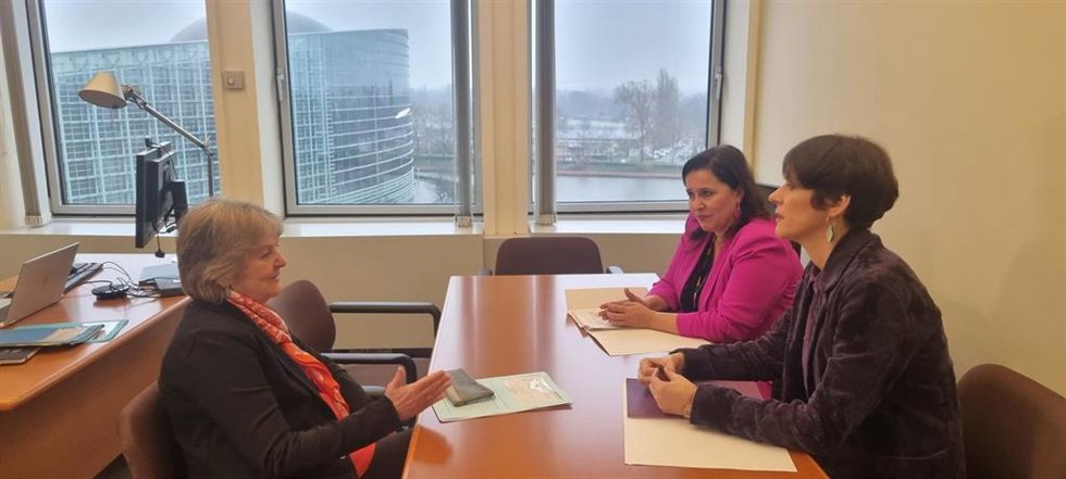 La portavoz nacional del BNG, Ana Pontón, junto con la eurodiputada Ana Miranda y la comisaria de Cohesión, Elisa Ferreira, en una de las reuniones en Estrasburgo.