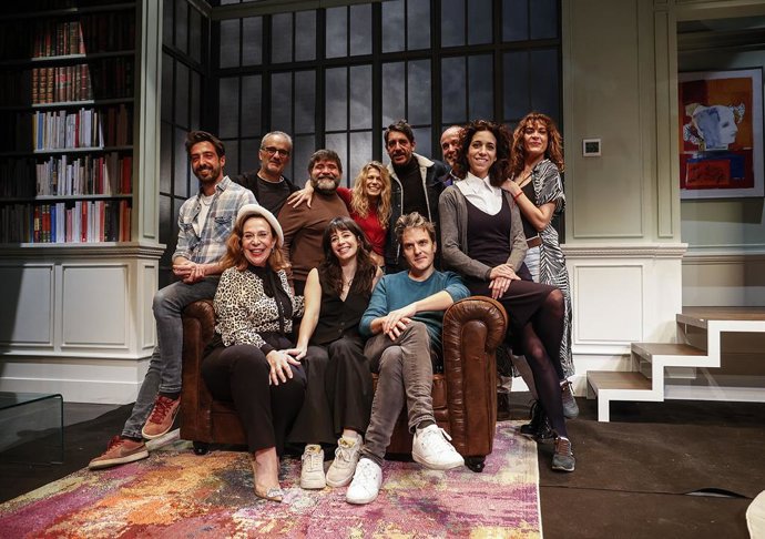 (E-D)  Lola Moltó, l'ajudant de direcció Paula Braguinsky i Jordi Ballester, i Bruno Tamarit, Diego Braguinsky, Ferrán Gadea, Rebeca Valls, el director Ignasi Vidal, el gerent del Teatre Talía, Enrique Fayos i les actrius Lara Salvador i Vanessa Cano