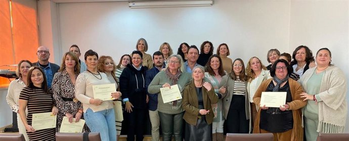 Entrega los certificados del programa de Empleo y Formación en Paterna.