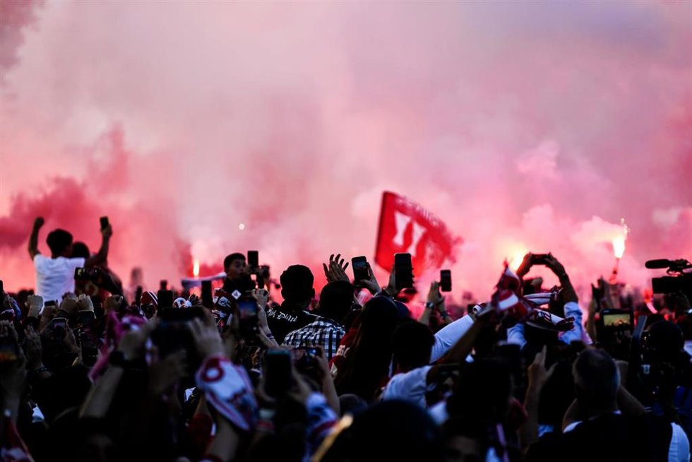 Aficionados del Sevilla, en las inmediaciones del Ramón Sánchez-Pizjuán.