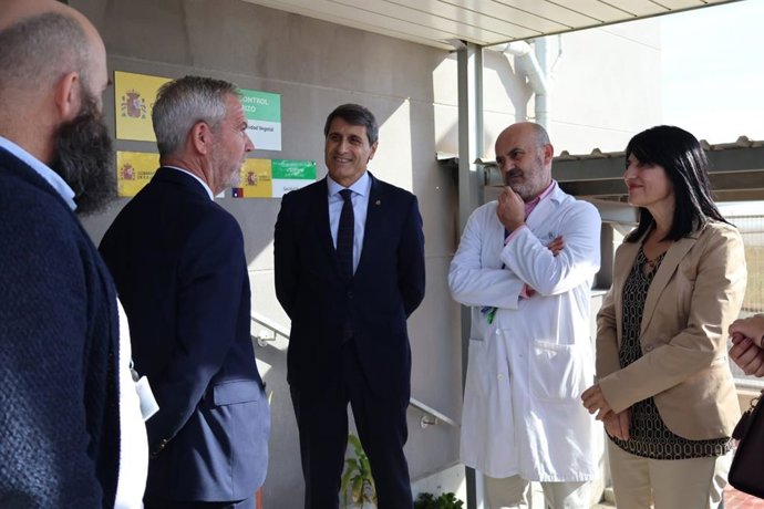 El delegado del Gobierno en Andalucía, Pedro Fernández, visita el puerto de Motril (Granada).