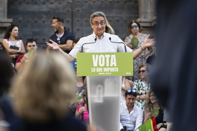 Archivo - El presidente de Vox Zaragoza, Julio Calvo, durante un acto de campaña electoral, en la Plaza de la Justicia de Zaragoza.