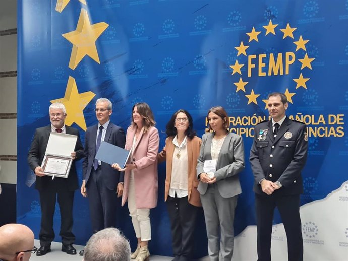 El director general de Emergencias e Interior del Govern, Sebasti Sureda, recoge el premio a las buenas prácticas al programa '112 en las escuelas'