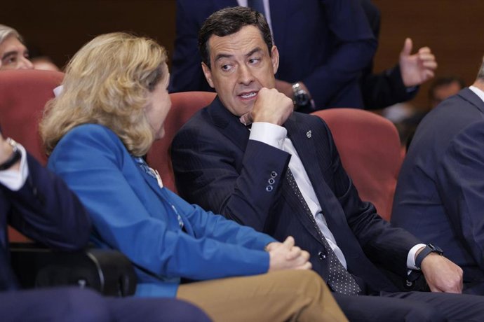 Archivo - El presidente de la Junta de Andalucía, Juanma Moreno, con Nadia Calviño en una visita reciente a Granada