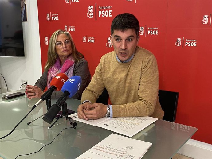 Daniel Fernández, portavoz municipal del PSOE de Santander, y la concejala Concha González.