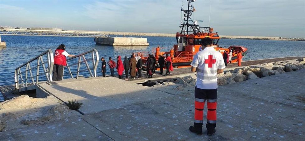 Personal de Cruz Roja en el Puerto de Alicante para asistir a las personas que viajaban en una patera.