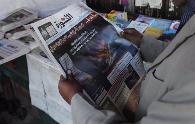 Un periódico yemení en el que aparece un buque comercial en llamas tras un ataque huthi en el mar Rojo