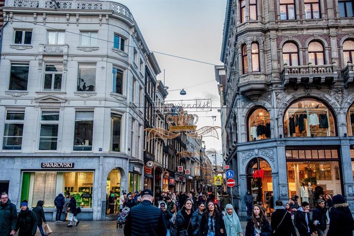 Peatones pasean por una zona comercial de Ámsterdam