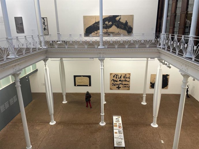 La Fundació Tpies de Barcelona abre el centenario del artista con dos exposiciones