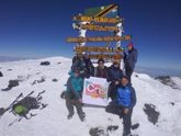 Foto: Fundación CRIS alcanza la cumbre del Kilimanjaro para pedir la aprobación de los CAR-T en el SNS