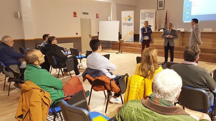 El director general de Desarrollo Rural, Jorge Izquierdo (dcha), con el delegado de la Junta, Sanz Merino, abren la jornada ante varios alcaldes de Segovia.