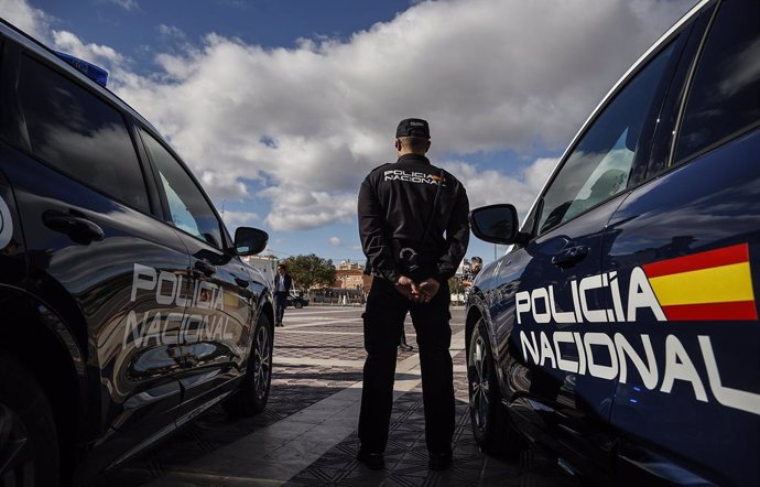 Archivo - Un Agente de la Policía Nacional durante la incorporación de 21 vehículos uniformados tipo SUV, modelo Ford Kuga Híbrido, en la Explanada Antonio Ferrandis del Paseo de Neptuno, a 2 de noviembre de 2023, en Valencia, Comunidad Valenciana (Espa