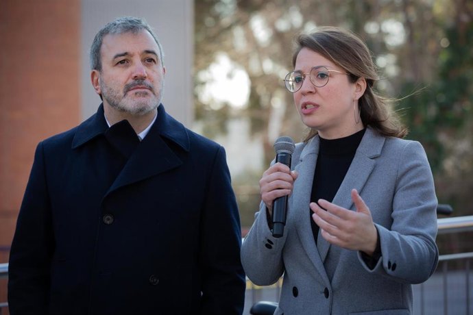 Archivo - El alcalde de Barcelona y presidente del Área Metropolitana de Barcelona (AMB), Jaume Collboni, y la vicepresidenta de Acción Climática del AMB, Janet Sanz, en una imagen de archivo.