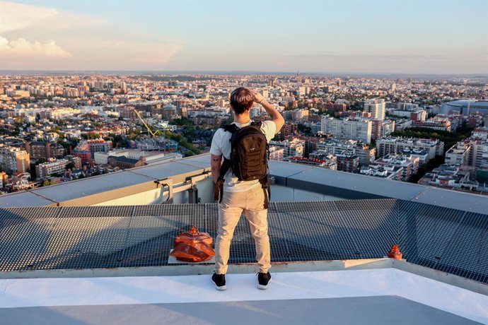 Archivo - Un hombre fotografía la ciudad de Madrid durante la celebración de la novena edición del festival Open House Madrid, desde el helipuerto de Torre Realia, a 19 de septiembre de 2023, en Madrid (España). Del 21 al 24 de septiembre se celebra la 