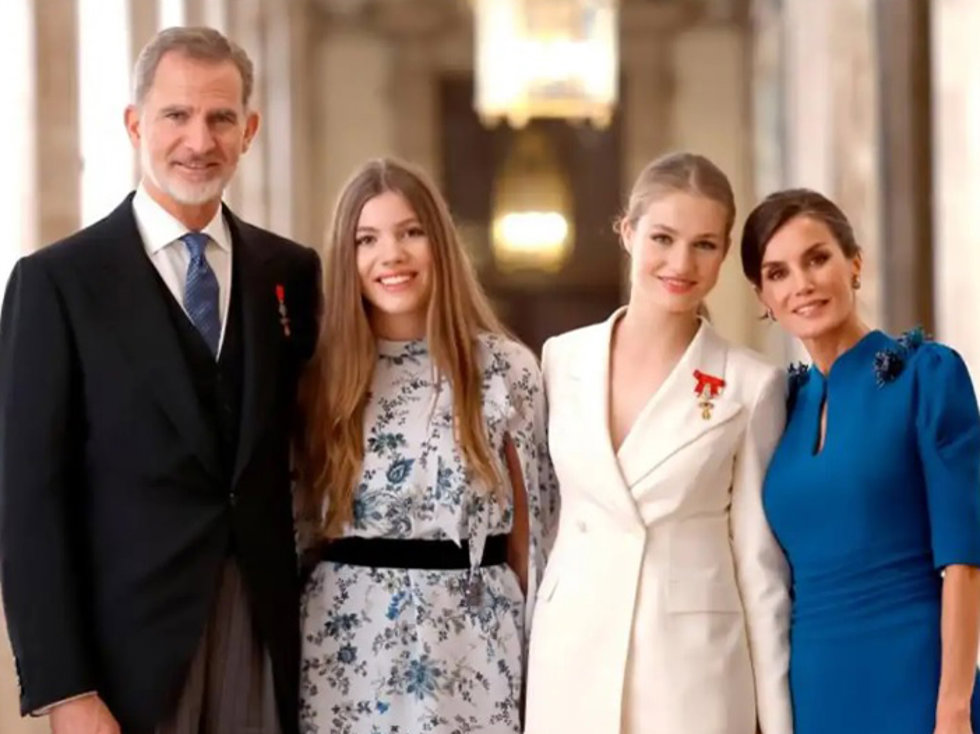 LA FAMILIA REAL FELICITA LA NAVIDAD 