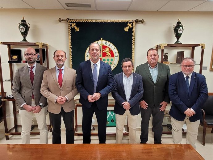 Reunión entre responsables de la UJA y de la Unión Profesional de Jaén.