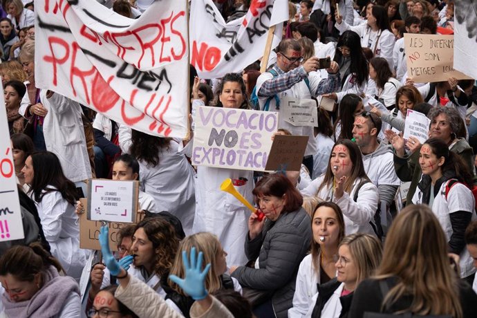 Enfermeras bajando Via Laietana durante una manifestación contra el preacuerdo del Institut Catal de la Salut (ICS) de la Generalitat, a 12 de diciembre de 2023, en Barcelona, Catalunya (España). 