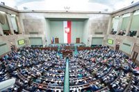 Un diputado ultraderechista de Polonia apaga con un extintor un candelabro judío en el Parlamento