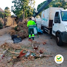 Operarios realizando labores de limpieza en El Puerto.