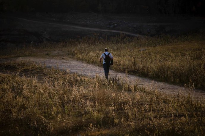 Una persona en el pantano de Sau, a 20 de noviembre de 2023, en Vilanova de Sau, Barcelona, Catalunya (España). 