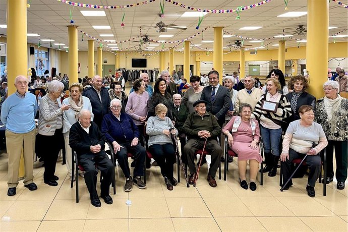 La consejera de Inclusión Social, Begoña Gómez, y el alcalde Camargo, Diego Movellán, en el homenaje a los mayores.