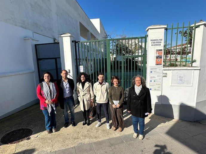 Responsables provinciales y locales de IU ante uno de los colegios públicos de Montilla.