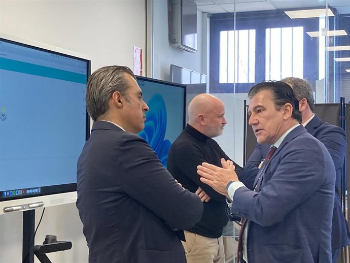 El conseller Antoni Vera visita las instalaciones de la empresa Crambo
