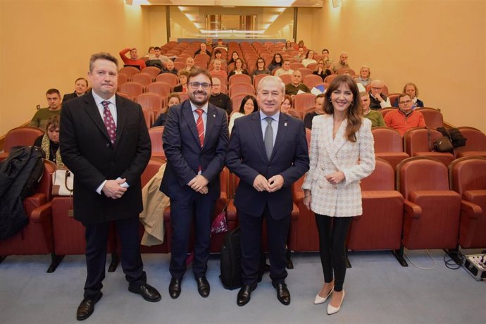 El presidente de la Diputación de Lugo, José Tomé, ha inaugurado un taller práctico sobre prevención y gestión de conflictos de interés en el campo local, organizado por la Diputación y el Consello de Contas.