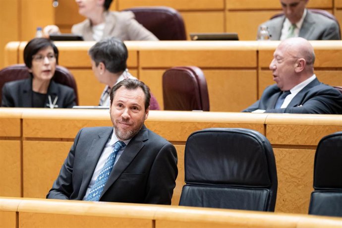 El ministro de Transportes y Movilidad Sostenible, Óscar Puente, durante una sesión plenaria del Senado, a 12 de diciembre de 2023, en Madrid (España). Tras el Pleno del Congreso donde se ha realizado el primer debate de la proposición de Ley de Amnistí