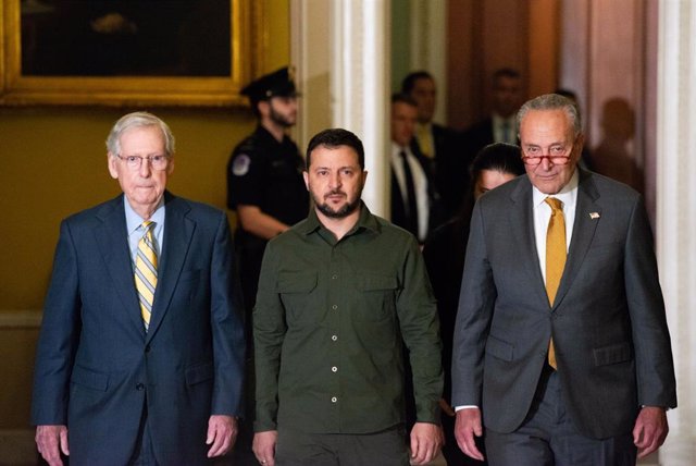 Archivo - Volodmr Zelensk junto a los líderes republicano y demócrata del Senado de Estados Unidos, Mitch McConnell y Chuck Schumer, respectivamente, en una imagen de archivo.