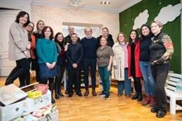 La exposición solidaria reúne una selección de los trabajos realizados en los cursos 'Gizarteratu' de inclusión sociolaboral