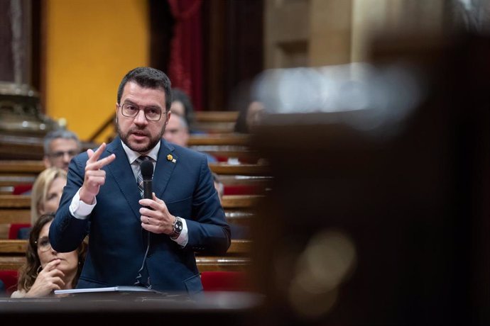 Archivo - El presidente de la Generalitat de Catalunya, Pere Aragons, interviene durante una sesión plenaria en el Parlament, a 4 de octubre de 2023, en Barcelona, Catalunya (España). El pleno del Parlament vota hoy si sigue adelante con la tramitación