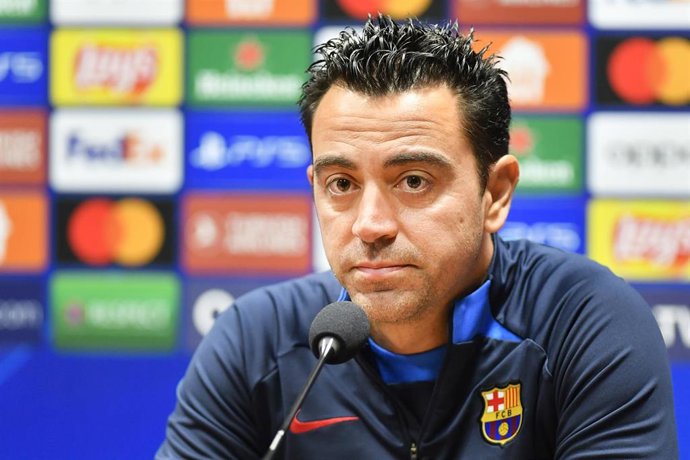 Archivo - El entrenador del FC Barcelona, Xavi Hernández, en rueda de prensa de Liga de Campeones