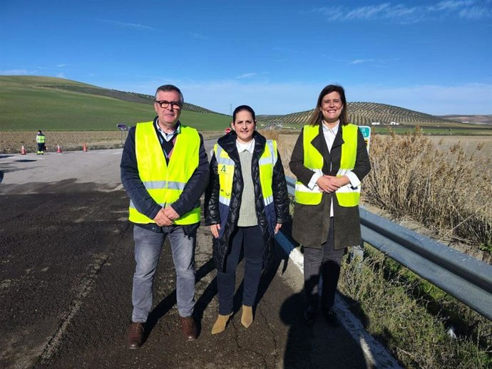 La delegada de Fomento, Articulación del Territorio y Vivienda, Carmen Granados (centro), visita las obras en la A-3126.