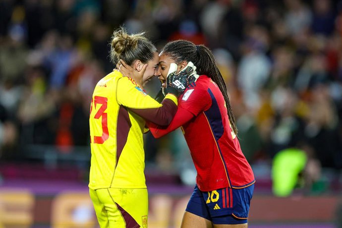 Archivo - Cata Coll (23) and Salma Paralluelo (18) of Spain celebrate at full time during the 2023 FIFA Womens World Cup Final football match between Spain and England on 20 August 2023 at Stadium Australia in Sydney, Australia - Photo Nigel Keene / Pr