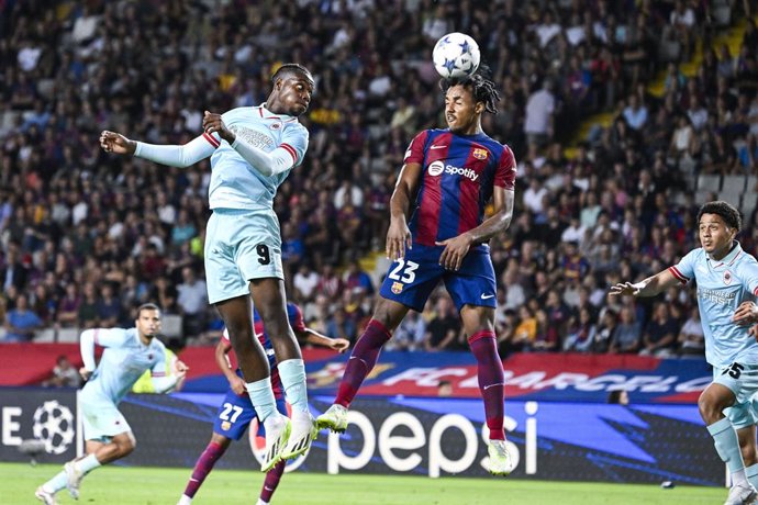 Archivo - 19 September 2023, Spain, Barcelona: Antwerp's George Ilenikhena and Barcelona's Jules Kounde battle for the ball during the UEFA Chamions League Group H soccer match between FC Barcelona and Royal Antwerp FC at Lluis Companys Olympic Stadium.