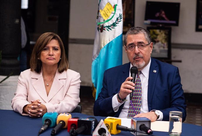 Archivo - El presidente electo de Guatemala, Bernardo Arévalo, y su 'número dos', Karin Herrera 