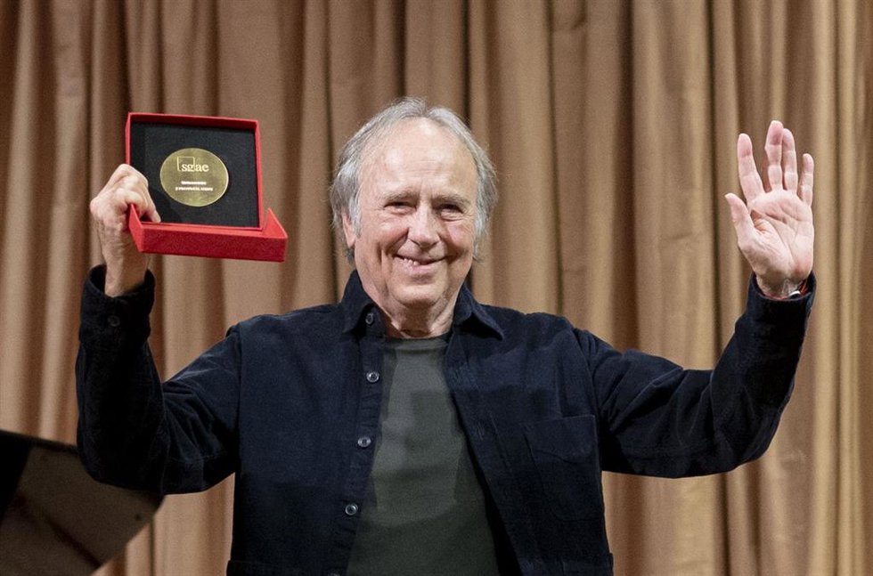 El cantautor Joan Manuel Serrat recibe la Medalla de Honor de la SGAE, en la sede de la SGAE en Madrid