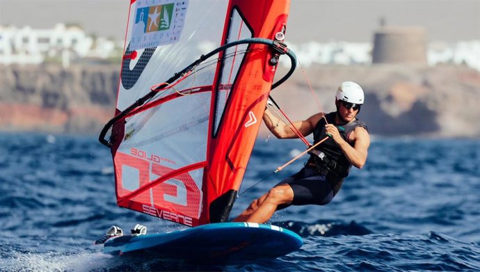 Nacho Baltasar durante los Lanzarote iQFOiL Games 2023