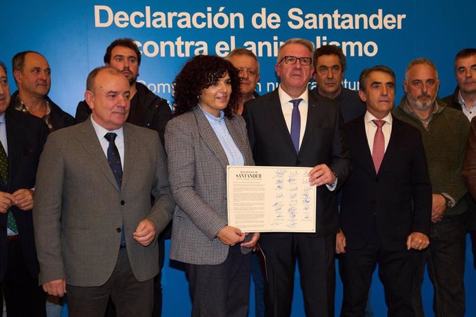 Algunos de los firmantes de la 'Declaración de Santander contra el animalismo y el antiespecismo' suscrita este martes en el Palacio de la Magdalena